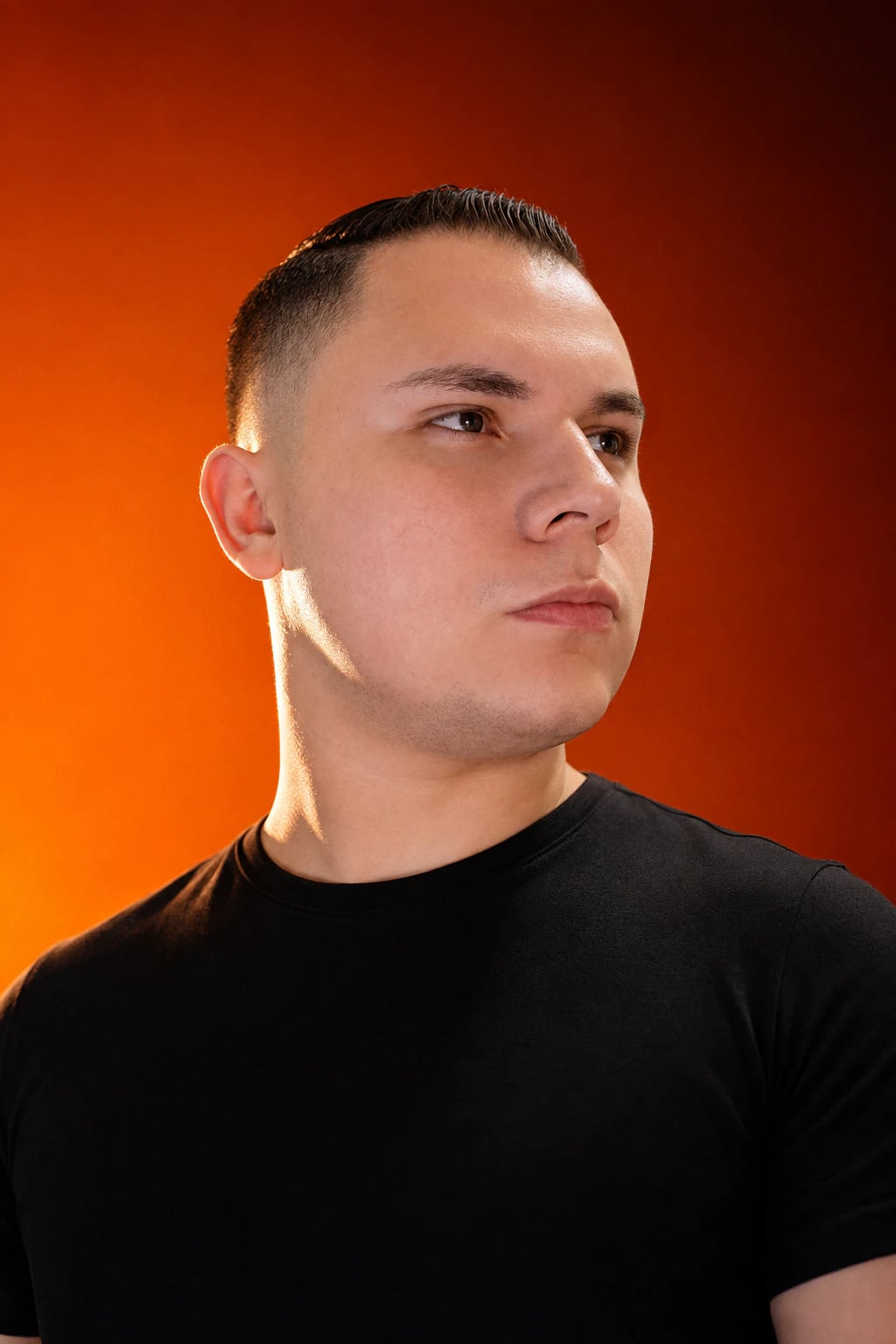 Retrato de Gabriel Cabalceta sobre un fondo naranja